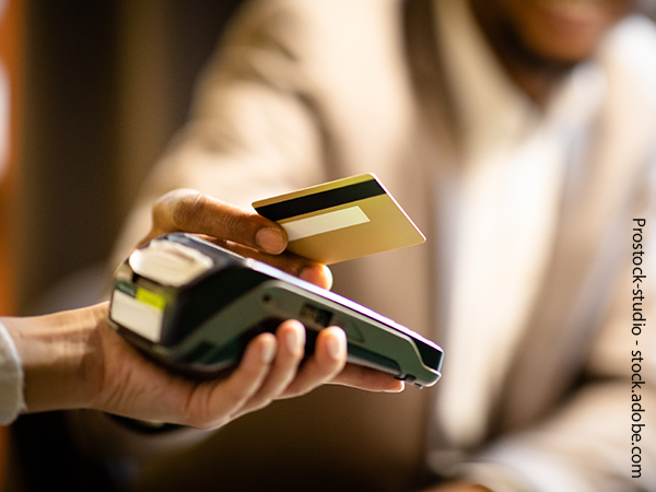 Zahlung mit Kreditkarte an einem EC-Karten-Lesegerät